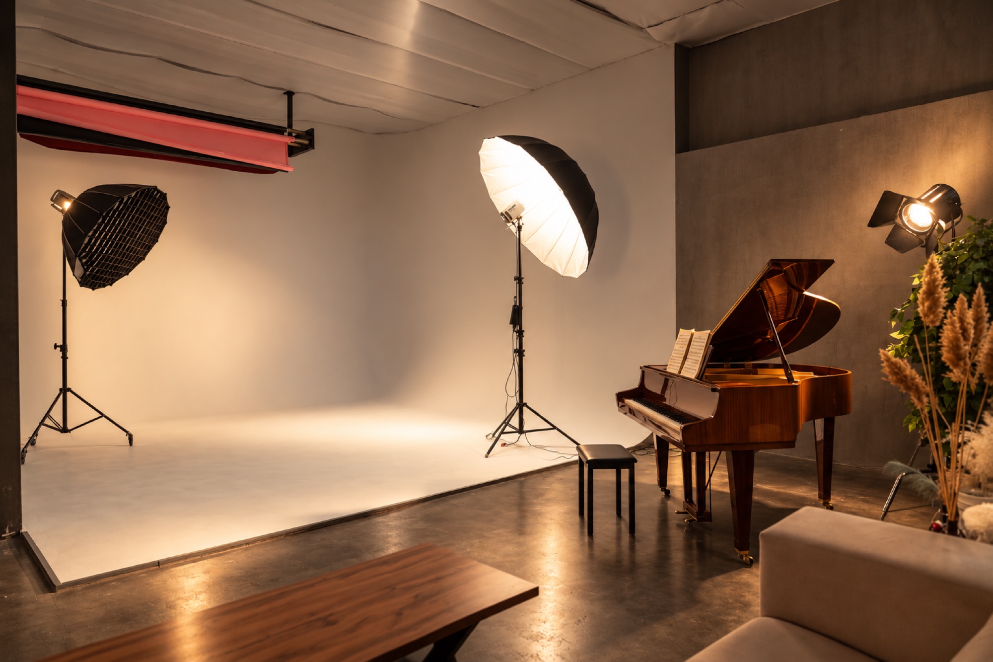 Фотостудия PROFESSIONAL в Алматы — циклорама 6×6 м, ул. Муратбаева 61
